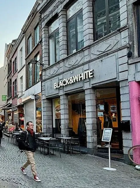 Black & White Burger Mons