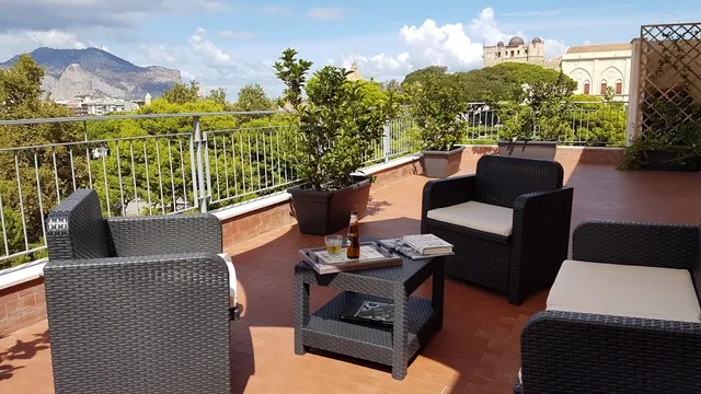 Palermo Luxury Apartment Sicily. Casa Vacanze Attico Elegante vicino Palazzo Reale.