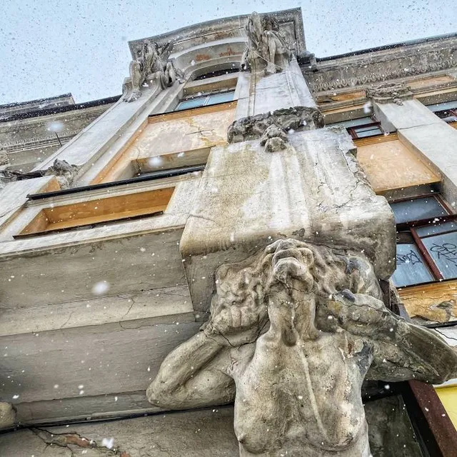 Starinnyy Osobnyak Na Naberezhnoy