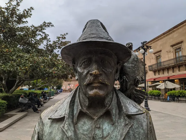 Estatua del Señor de las Palomas