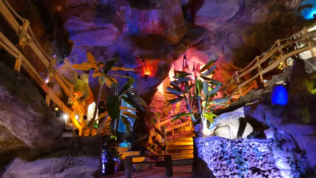 Ganjnameh Aquarium Cave