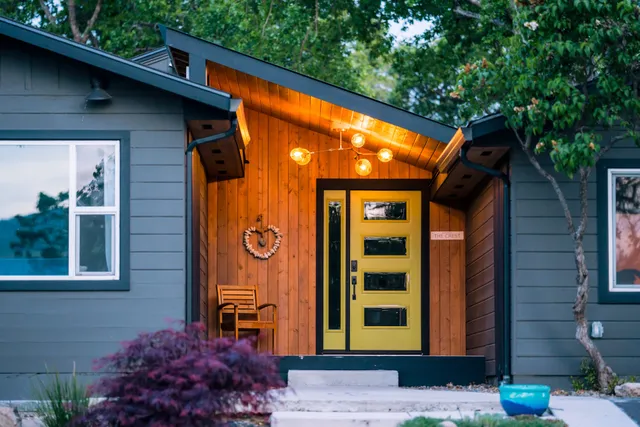 Swank House - The Crest