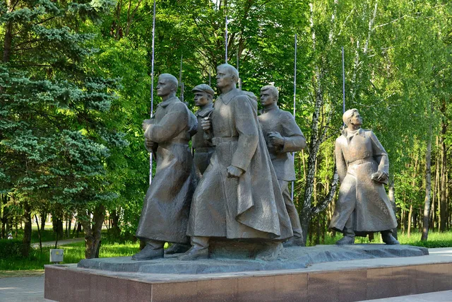 Monument V Chest' Materi-Patriotki Kupriyanovoy Anastasii Fominichny, Ch'i Pyatero Synovey Pogibli Na Frontakh Velikoy Otechestvennoy Voyny.