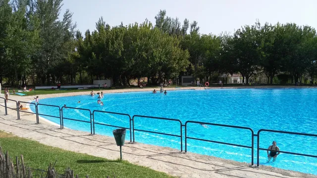 Piscina El Lago Al-Qulayat