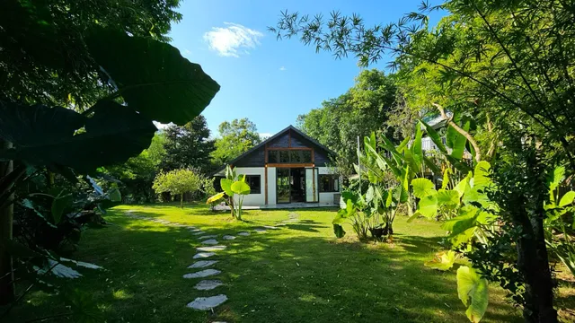 Lake House Ha Giang (Home stay and private tour)