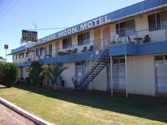 Three Moon Motel Monto