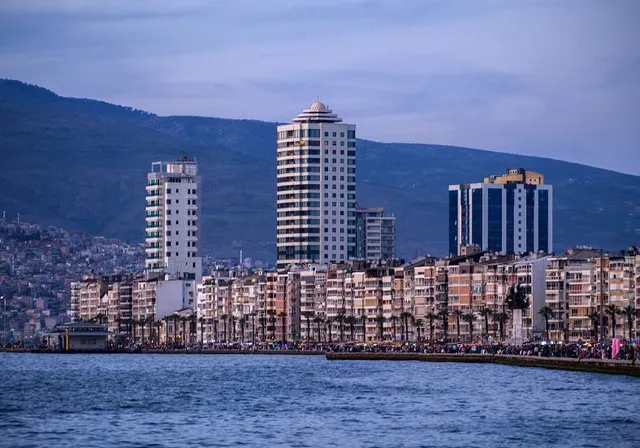 Alsancak Gündoğdu Meydanı