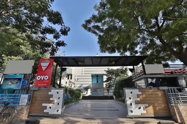 OYO 5054 Sun-N-Step Club