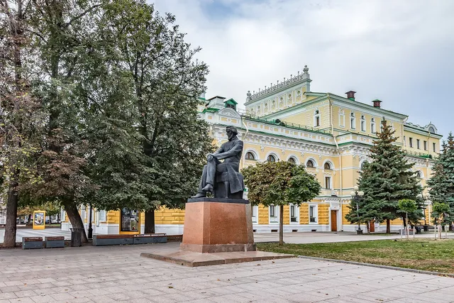 Pamyatnik N. A. Dobrolyubovu