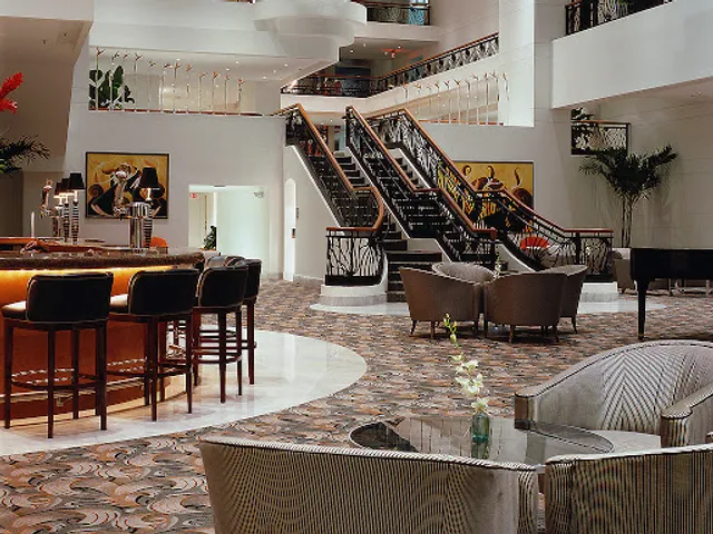 Le Bar at Pullman Miami Airport Hotel