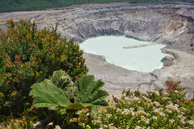 Mirador del Cráter del Volcan Poás