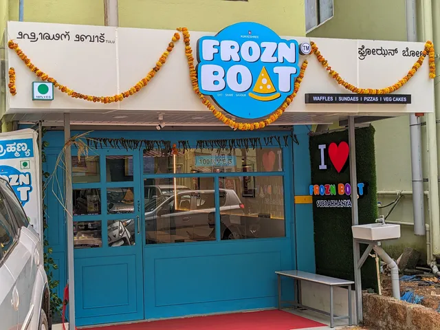 FROZZN BOAT Cafe and Cakes