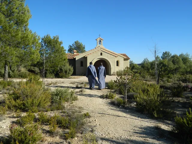 Pequeño Monasterio "Lumen Crucis" - Hermanitos del Cordero (Navalón)