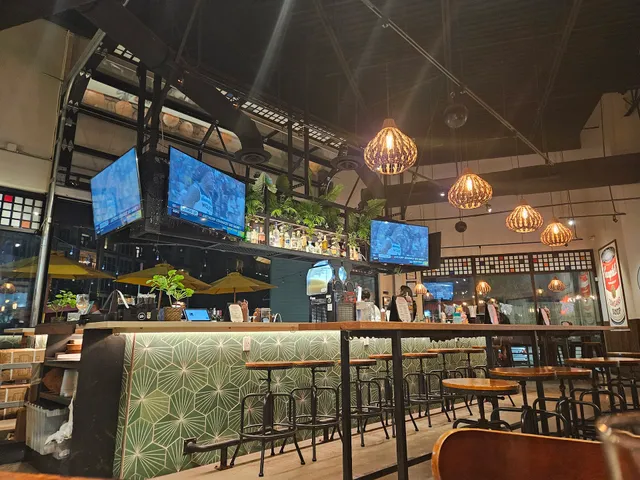 Yale Street Plaza at 5th