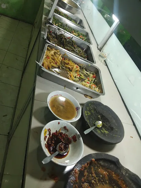 Rumah Makan Rata Rata