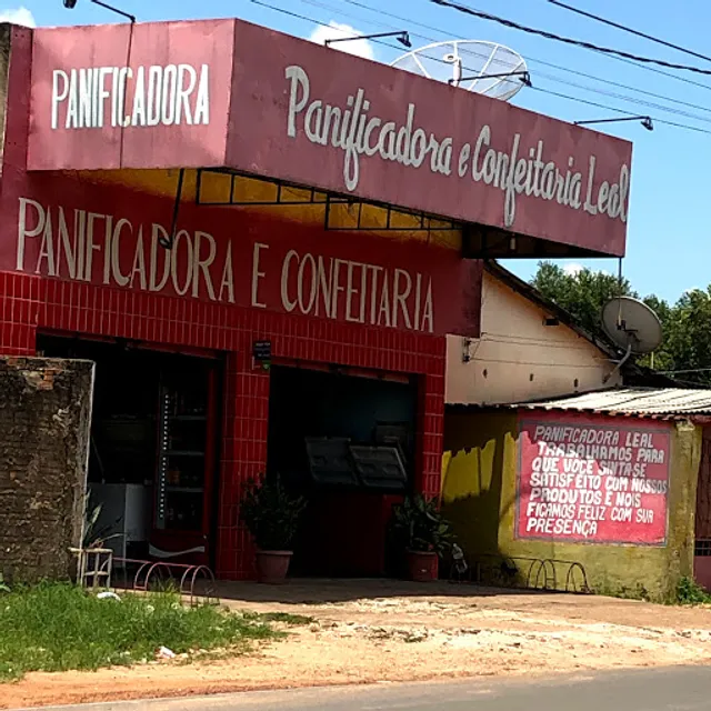 Panificadora e Confeitaria Leal.