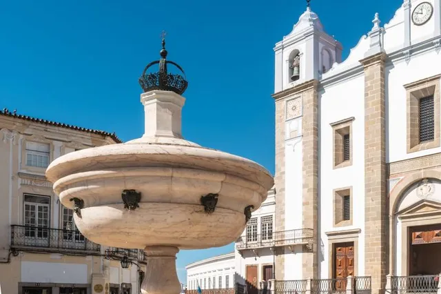 Giraldo Square Fountain