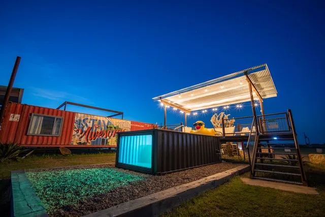 FlopHouze - Shipping Container Hotel
