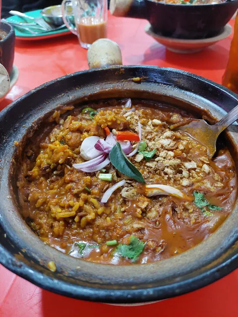 Sugu satti sorru (claypot rice)