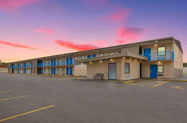 Super 8 by Wyndham Paducah I-24 Exit 4