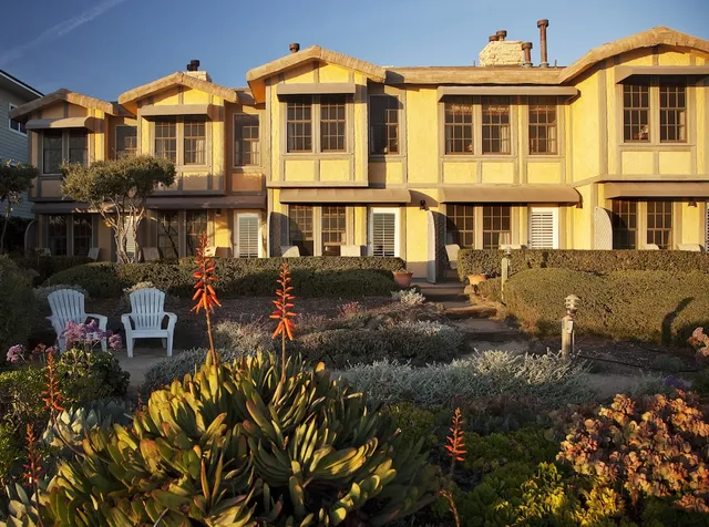 Cottage Inn By the Sea