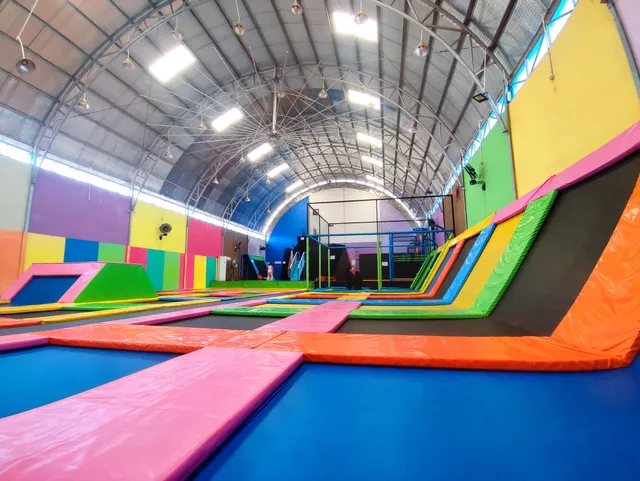 AMPOLIN , Trampolin Park Pontianak