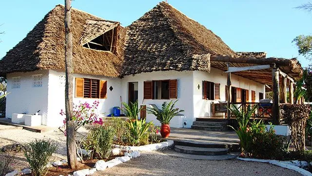 KIGOMANI AUTHENTIC VILLA PRIVATE VILLA & BEACH BUNGALOW. HOTEL SERVICED.