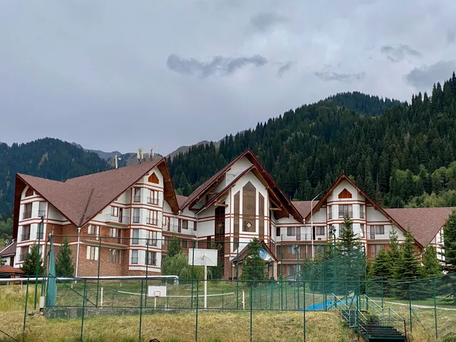 Ak Bulak горнолыжный курорт и отель в горах Алматы: трассы, канатная дорога, прокат лыж, отдых круглый год