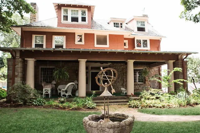 Brownsville Road House: Bed & Breakfast