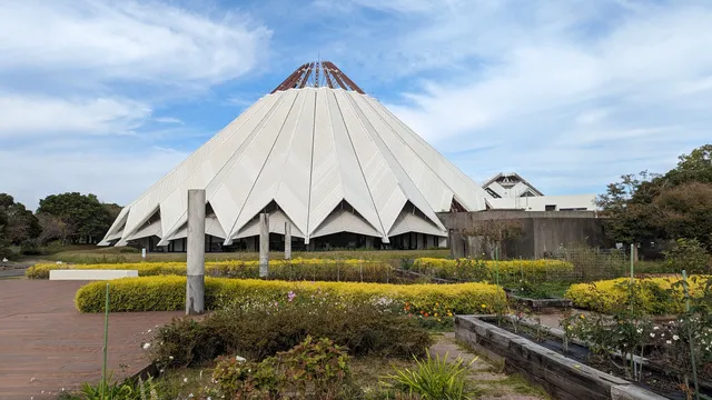 Municipal Izumi Crane Museum.(Crane Park Izumi.)