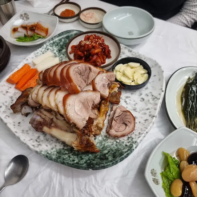 저팔계왕족발보쌈