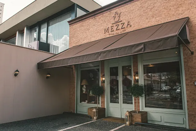 Mezza & Mezza Bistrô