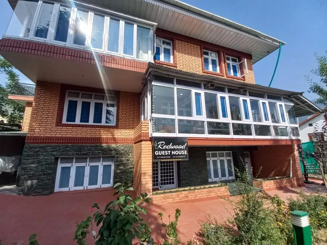 RED WOOD NISHAT DAL LAKE