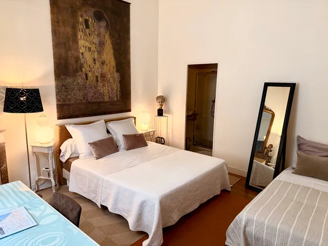 C'est Une Maison Bleue.... A Blue Lodge In Bordeaux