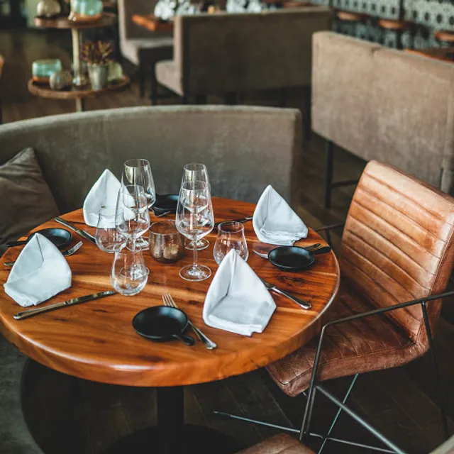 CHECK INN Restaurant