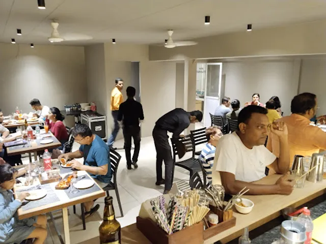 7 Grand Restaurant, Lounge & Bar