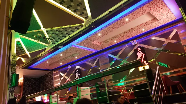 QOSQOPOLITAN RESTOBAR