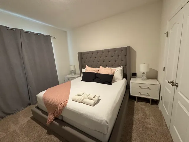 Upstay - Lrg Family Home w Private Pool & Hot Tub