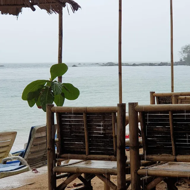 Farmai Restaurant, bar and massage