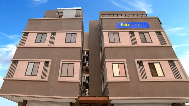 FabHotel Dev's Inn - Hotel in Nipania, Indore