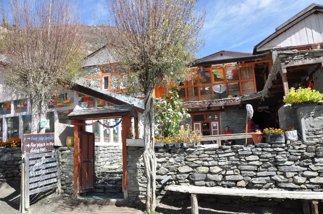 Munji Lodge & Bakery