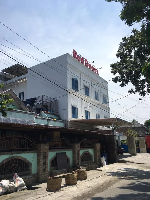 RedDoorz near Hermes Place Polonia Medan