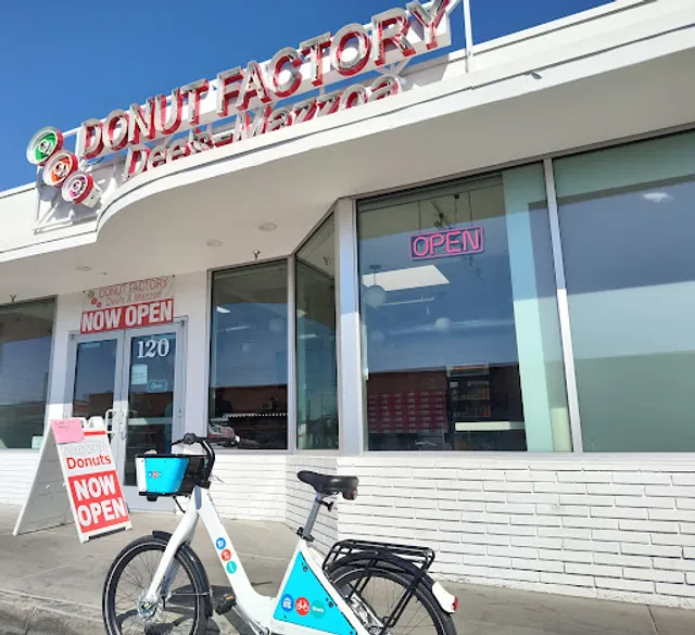 Donut Factory Dee's-Mazzoa
