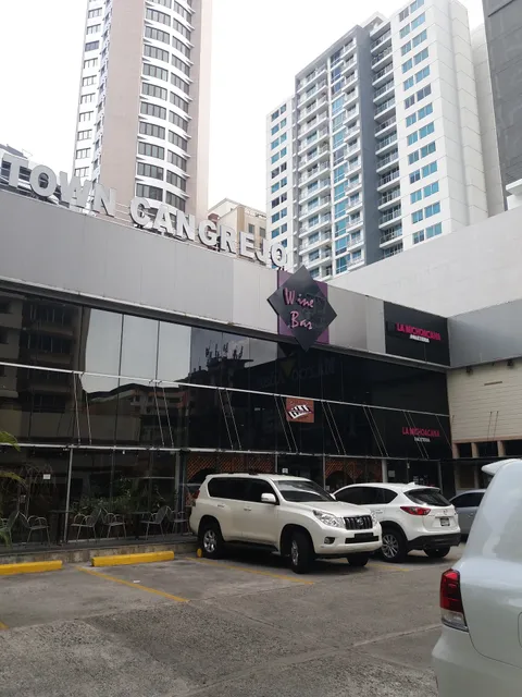 Plaza Downtown El Cangrejo