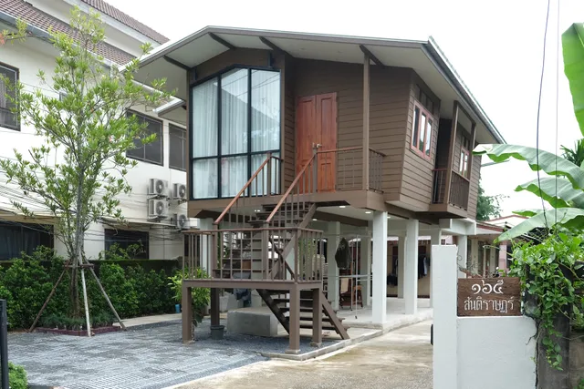 บ้านใจกลาง ( Baan Jai Klang )