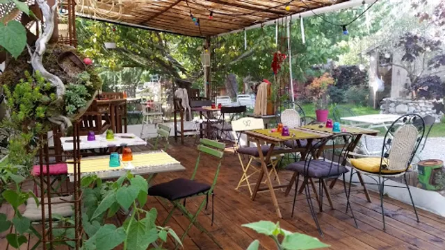 Aux 2 Moiselles - Restaurant dans un jardin