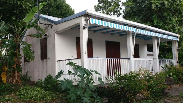 Maison près de la mer et la rivière