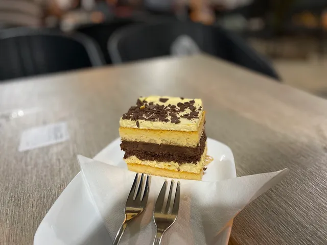 Sladoledarna in kavarna pri Ekremu