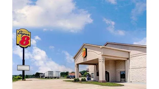 Super 8 by Wyndham Clarksville East