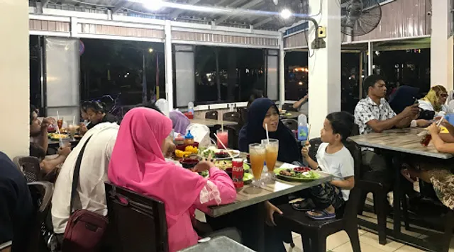 Warung Seafood Bang Pasha (Pantai Tanjung Pendam)